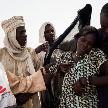 Uma jovem, de um campo de deslocados internos na cidade de Yakoua, é transportada depois de viajar mais de 30 km em um cavalo e uma pequena charrete para chegar à clínica móvel de MSF perto de Bol, Chade.