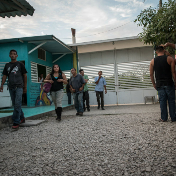 Migrantes chegam ao abrigo , localizado na cidade de Tenosique, a aproximadamente 70 quilômetros da fronteira com a Guatemala. A maioria das pessoas que chegam até aqui passaram até quatro dias andando pela floresta para chegar ao México. O abrigo está localizado em uma das principais rotas de migração em direção aos Estados Unidos.