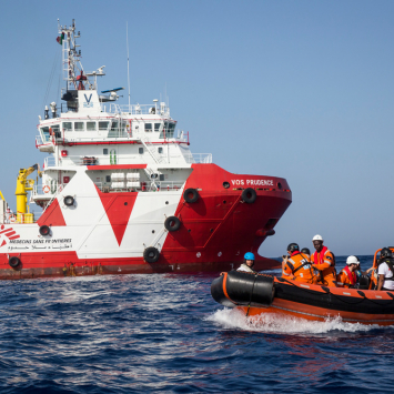 MSF suspende atividades de navio de busca e salvamento.