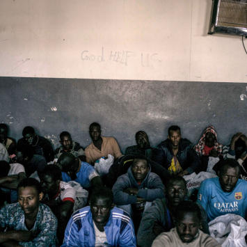 Pessoas retidas no país sofrem maus tratos e enfrentam condições desumanas.