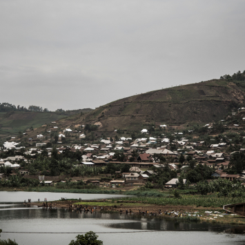 Minova fica próximo ao lago Kivu, que tem grandes chances de estar contaminado. Apesar de saberem que o local pode abrigar micróbios contagiosos, muitas pessoas não têm opção além de extrair água dali.