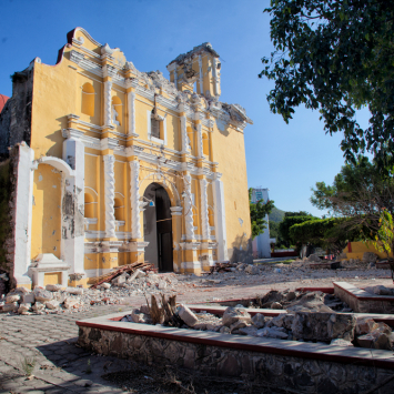 Em 19 de setembro de 2017, um terremoto de magnitude 7,2 atingiu a região central do México, afetando dezenas de comunidades nos estados de Puebla, Morelos e no estado do México, bem como várias áreas da Cidade do México. MSF enviou nove equipes multidisciplinares para os estados afetados a fim de oferecer cuidados médicos e de saúde mental aos habitantes das cidades mais remotas. À medida que encerra suas atividades de resposta de emergência, MSF convida membros da comunidade para pintar murais e, assim, expressar suas experiências e emoções ligadas ao terremoto.