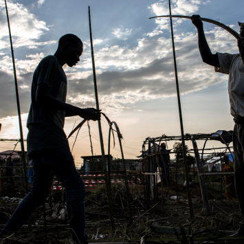 Na cidade de Bunia, foram estruturados dois acampamentos para abrigar milhares de deslocados internos. Em ambos, MSF construiu banheiros e chuveiros e as equipes também estão ajudando a garantir que os campos tenham um abastecimento adequado de água.