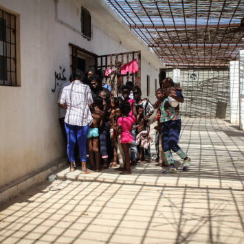 Migrantes e refugiados devolvidos à Líbia vivem em centros de detenção superlotados