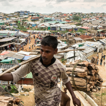 Um homem rohingya carrega madeira no campo de Kutupalong-Balu Khali, no distrito de Cox's Bazar, em Bangladesh.