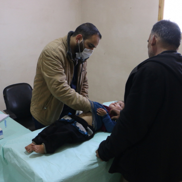 Transferindo um centro de saúde em meio a bombardeios