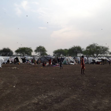 Milhares fogem para a mata enquanto o conflito se intensifica