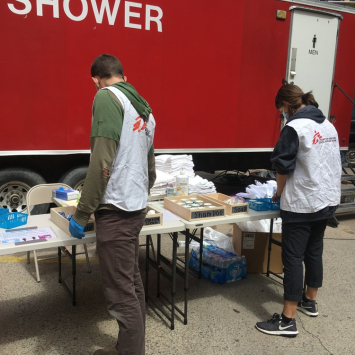 Comunidades vulneráveis nos EUA precisam urgentemente de proteção contra a COVID-19