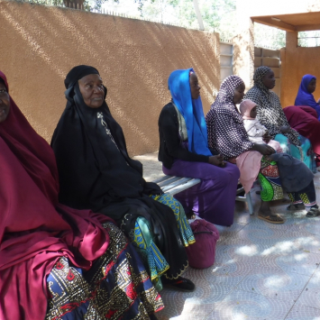 Níger: assistência médica a pessoas em movimento em Niamey