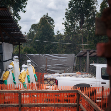 Para conter a epidemia de Ebola, a resposta deve ir além do Ebola
