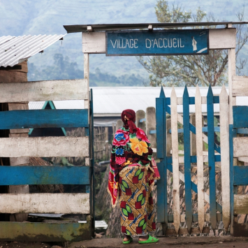 A entrada para o “Village des Mamans” (“Vilarejo das Mulheres”, em tradução literal do francês), no complexo do hospital de Masisi. O local abriga até 70 mulheres com gravidez de alto risco, avaliadas pela equipe da maternidade como partos potencialmente complexos.