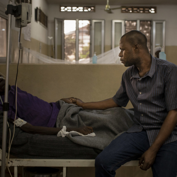 Em Kinshasa, pessoas que vivem com HIV esperam até a "beira da morte” para receber tratamento