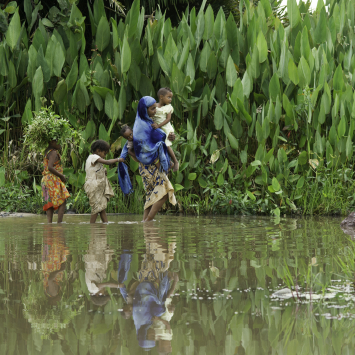 Pessoas a caminho da unidade de testes de MSF para doença do sono, na República Centro-Africana. A doença do sono, ou tripanossomíase humana Africana, é uma doença negligenciada fatal que acomete regiões da África. A doença é transmitida pela mosca tsé tsé, comum em áreas quentes e úmidas. Por 13 dias, uma equipe móvel de MSF especializada na doença examinou 4.548 pessoas e quatro receberam tratamento.