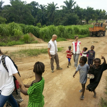 Serra Leoa: o caminho de mãos dadas com as crianças