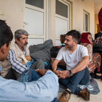 Ex-refugiados ajudando novos refugiados no Iraque