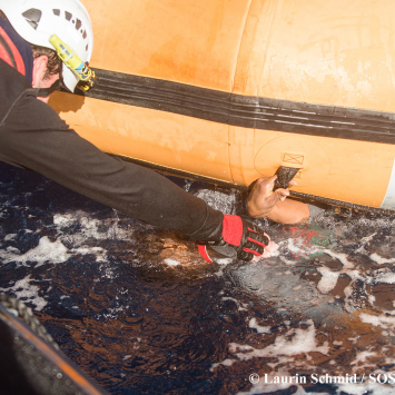 99 sobreviventes foram resgatados de naufrágio no Mediterrâneo