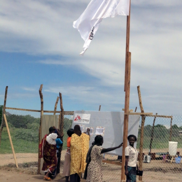 No dia em que MSF inaugurou o primeiro Centro de Tratamento de Cólera (CTC) em Gudele 2, em Juba, as pessoas da comunidade se reuniram para ler sobre o que era a instalação e o que está acontecendo.