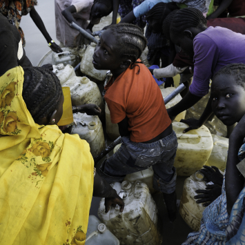 Água e alimentos são escassos na região. No momento, menos de oito litros de água potável estão sendo oferecidos para cada pessoa diariamente, um número muito abaixo do recomendado para acampamentos de refugiados, que é de 15 a 20 litros por dia. Eles precisam esperar horas para recolher água dos pontos de abastecimento. Muitos optam por ir para os pântanos próximos.