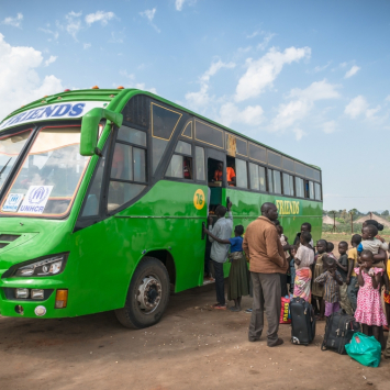 Na segunda metade de 2016, cerca de 600 mil refugiados do Sudão do Sul chegaram a Uganda em busca de proteção. Os primeiros refugiados escaparam do país após os confrontos entre o Exército Popular de Libertação do Sudão (SPLA) e o Exército de Libertação do Povo do Sudão em Oposição (SPLA-IO), que assolaram a cidade de Juba em julho.