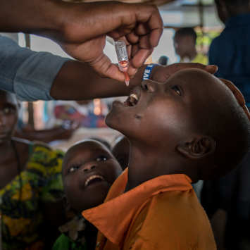 Uma escolha impossível: o equilíbrio entre imunização infantil e a preparação para a COVID-19