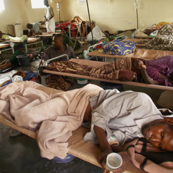Pacientes recebendo tratamento oral e reidratação intravenosa no já superlotado Centro de Tratamento de Cólera de MSF em Kadoma.